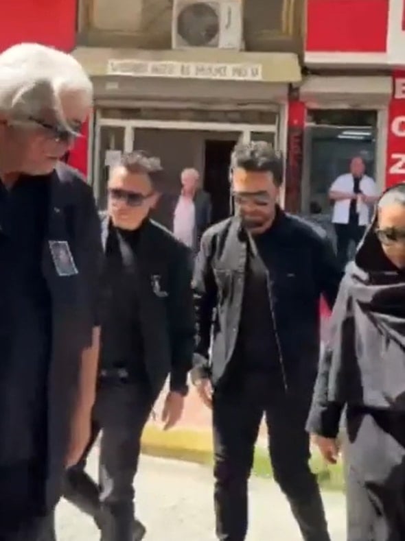Tarkan annesini son yolculuğuna gözyaşlarıyla uğurladı