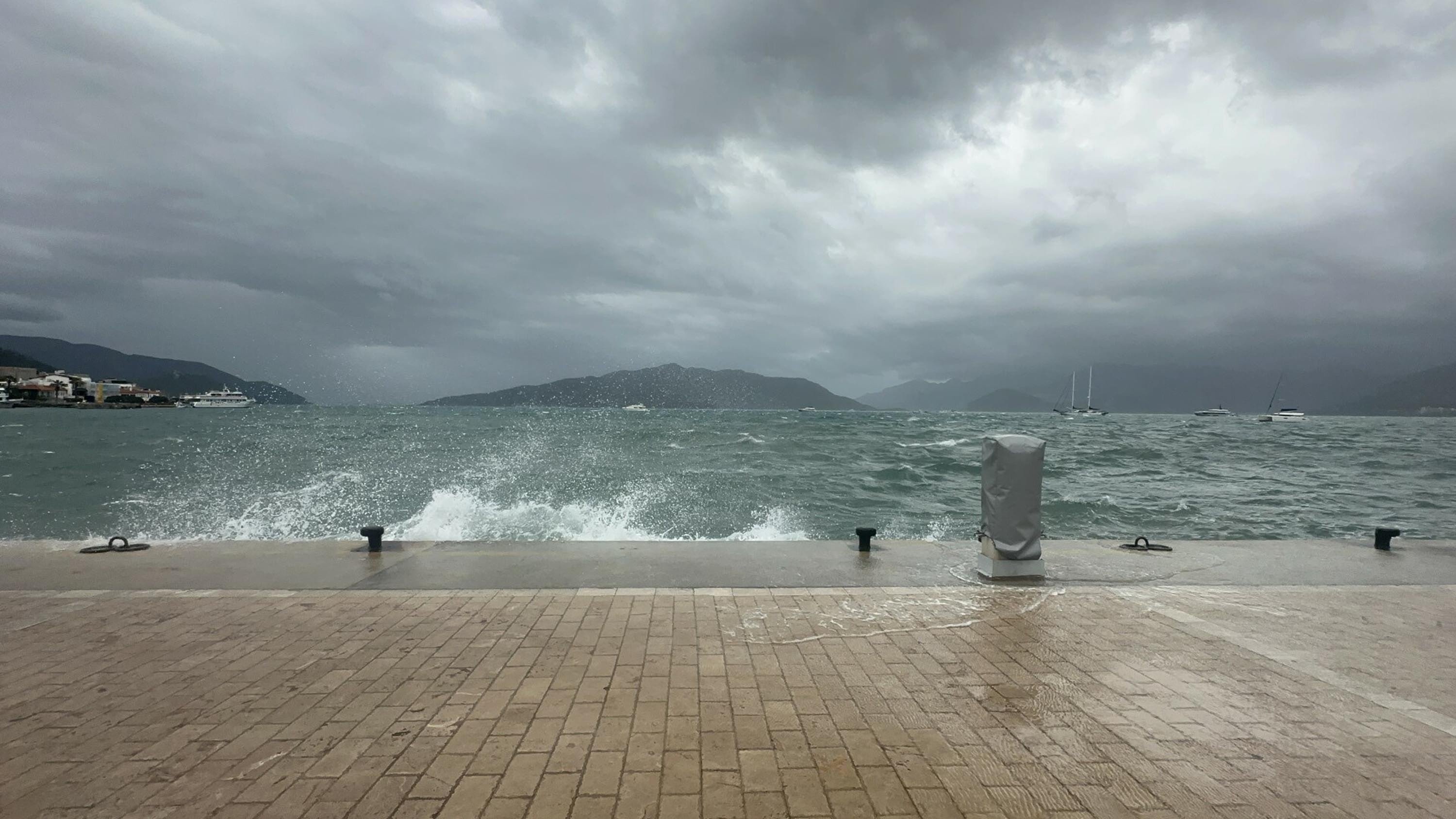 Tatilcilerin gözdesiydi! Fırtına Marmaris'i yerle bir etti
