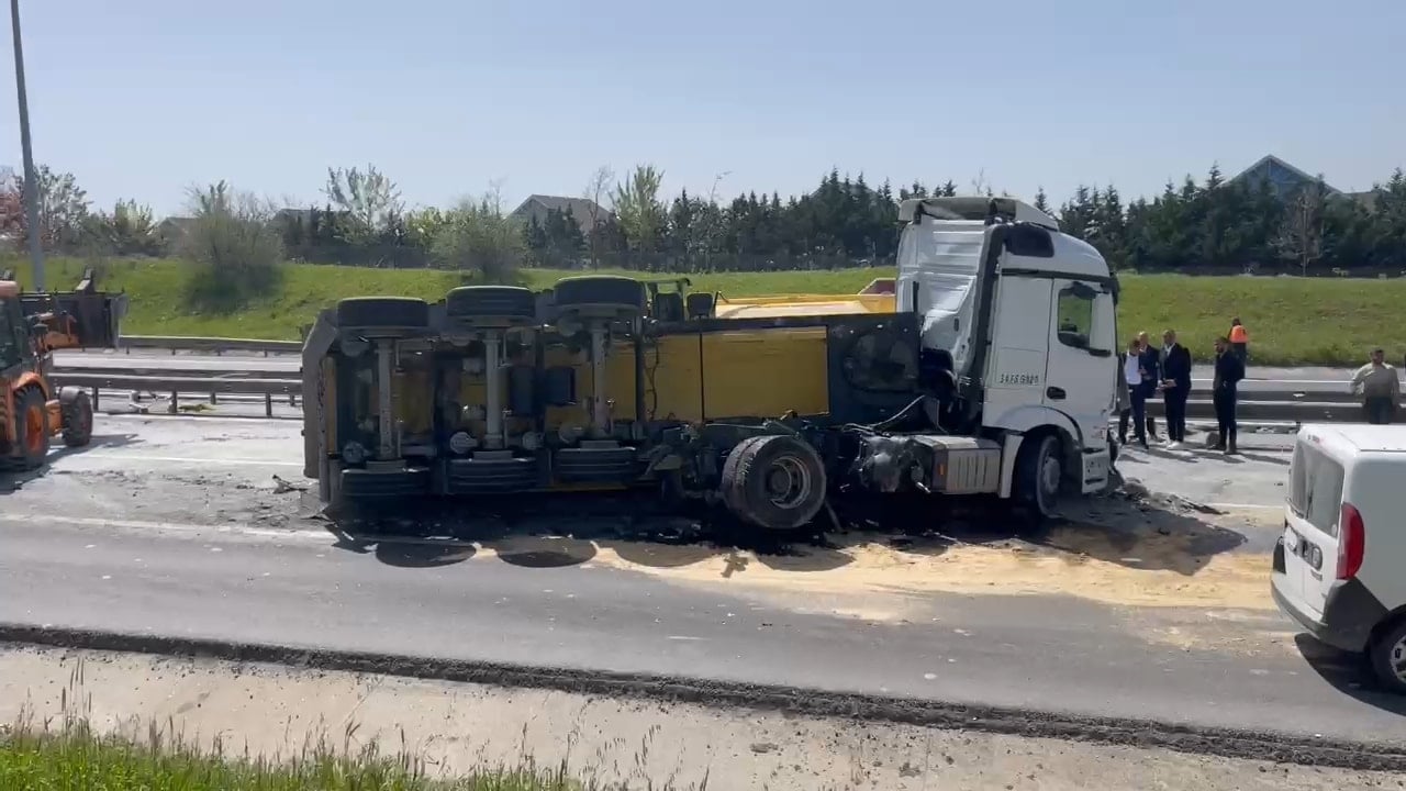 TEM Otoyolu'nu trafiğe kapatan kaza: Kamyon ile otobüs çarpıştı