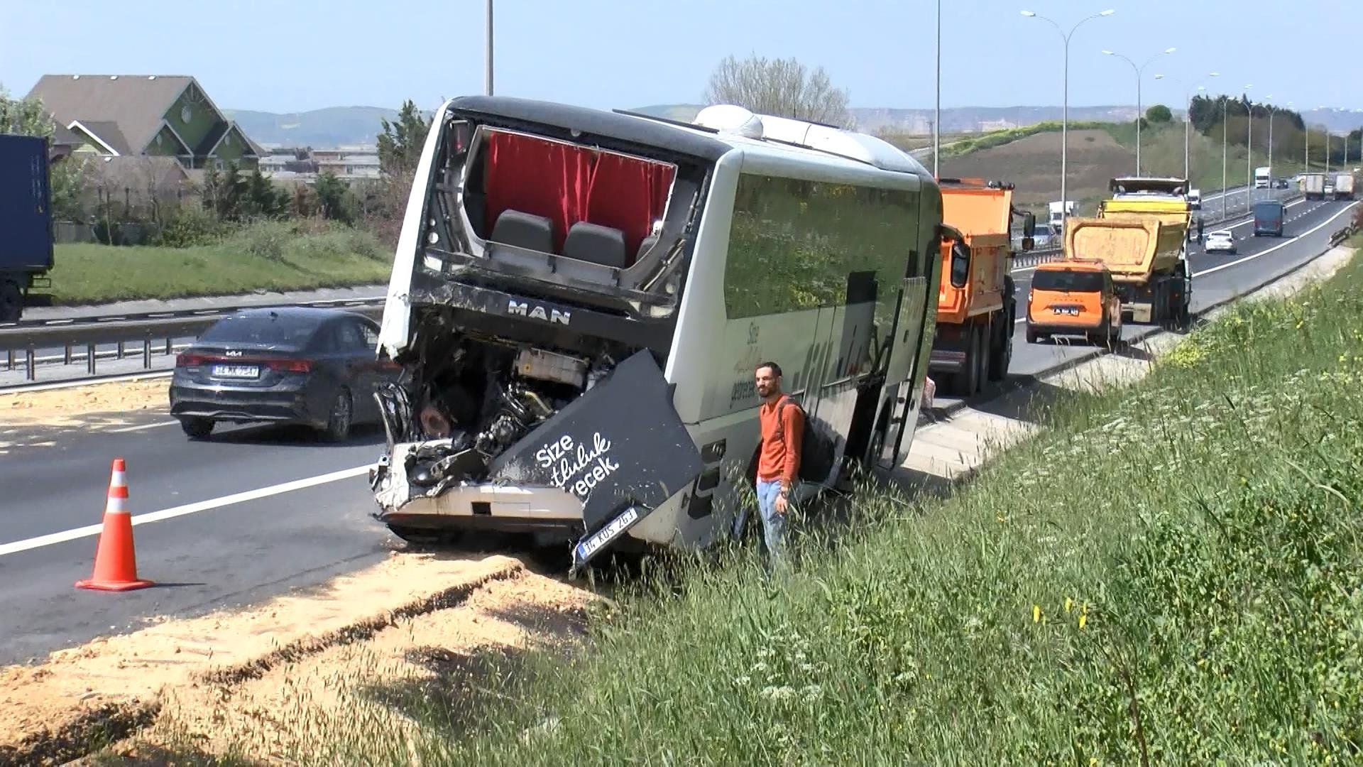 TEM Otoyolu'nu trafiğe kapatan kaza: Kamyon ile otobüs çarpıştı