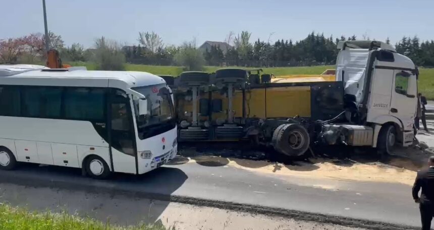 TEM Otoyolu’nu trafiğe kapatan kaza: Kamyon ile otobüs çarpıştı