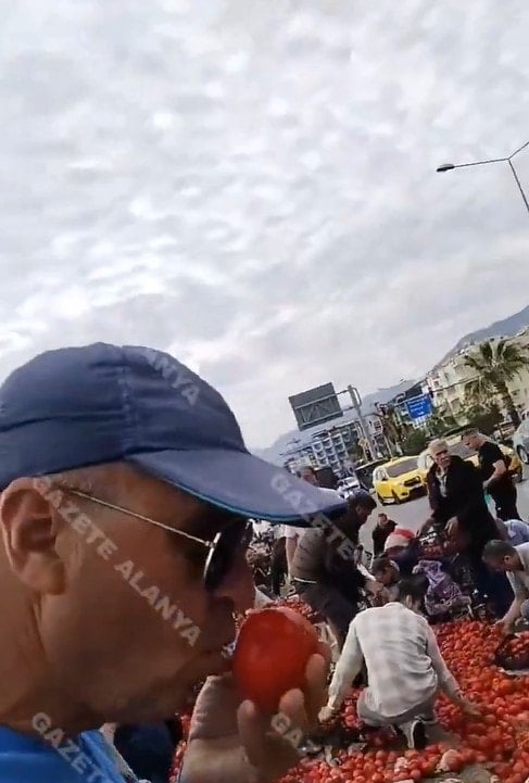 TIR değil vicdanlar devrildi! Yola saçılanları yağmaladılar