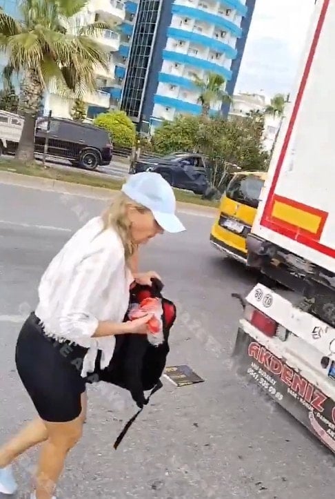 TIR değil vicdanlar devrildi! Yola saçılanları yağmaladılar