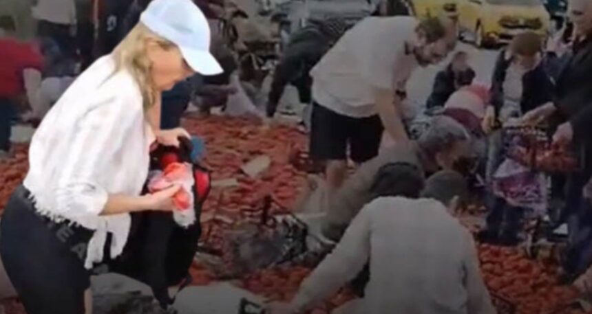 TIR değil vicdanlar devrildi! Yola saçılanları yağmaladılar