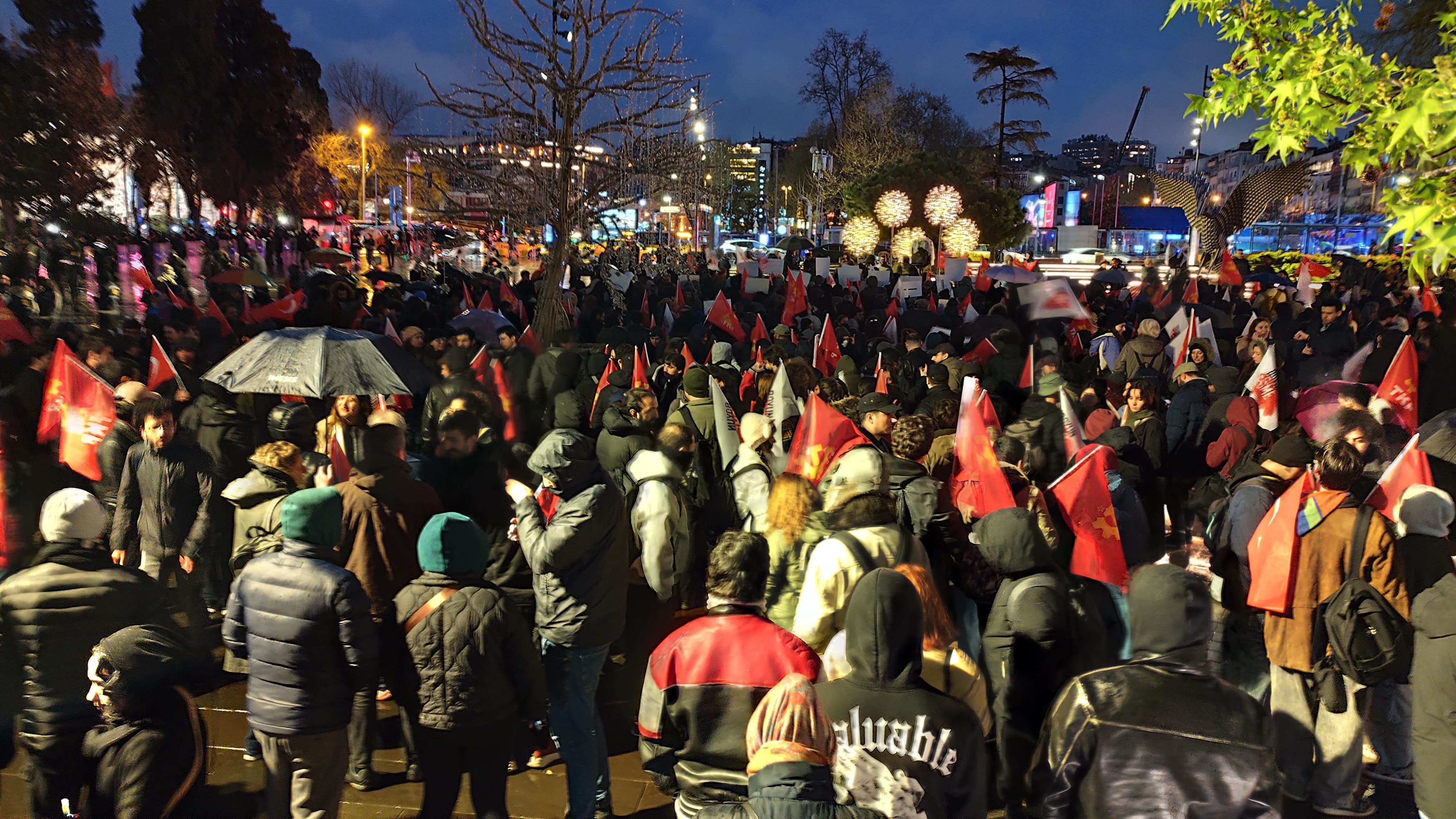 TKP'den 3 büyükşehirde Türk Bayraklı eylem: 'Diz Çökmüyoruz'