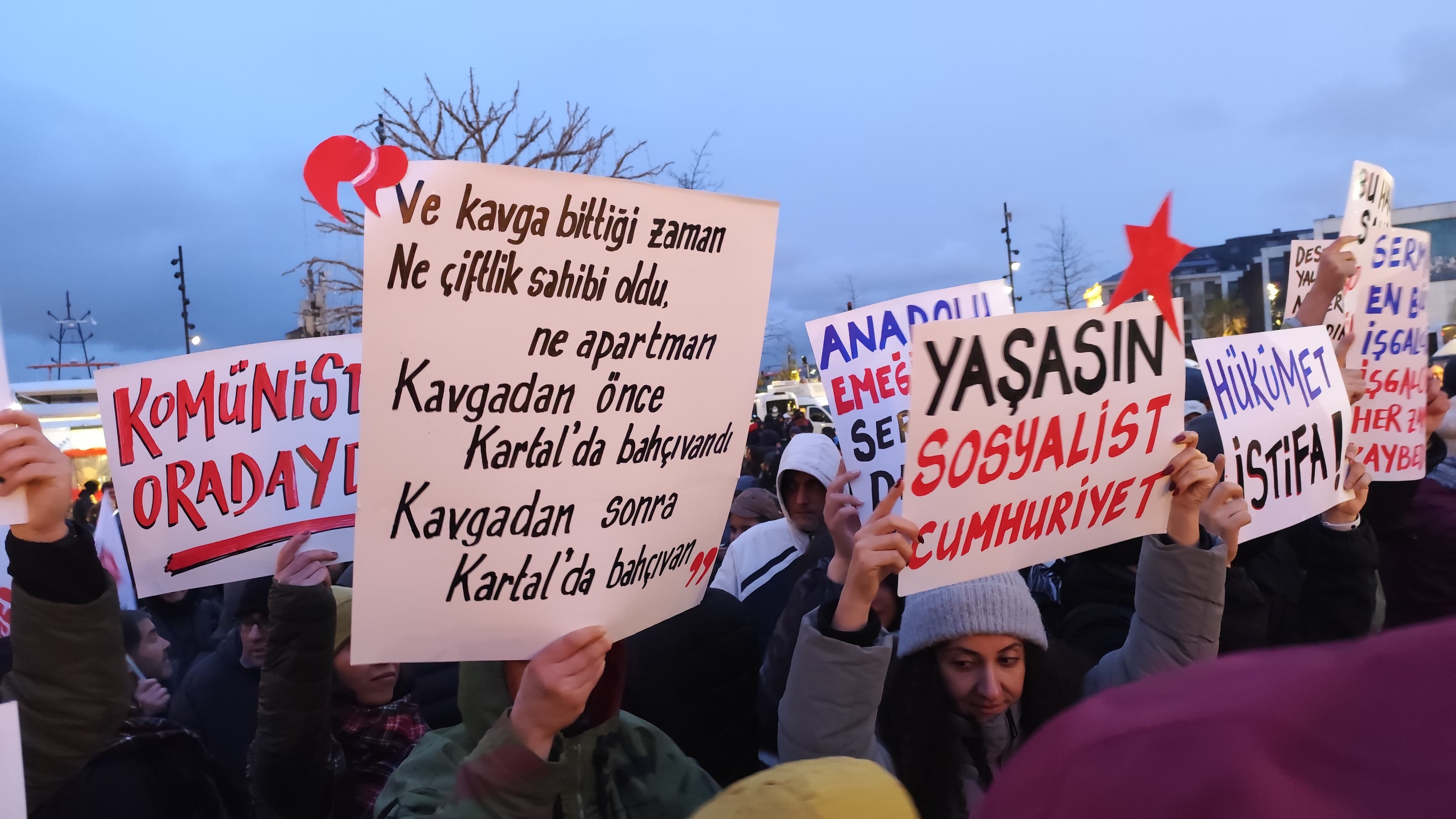 TKP'den 3 büyükşehirde Türk Bayraklı eylem: 'Diz Çökmüyoruz'
