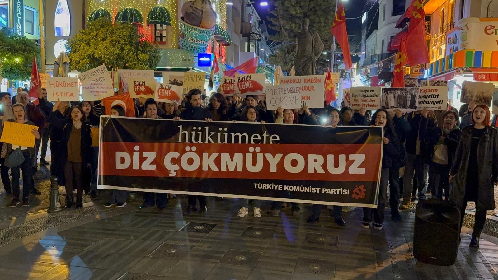 TKP'den 3 büyükşehirde Türk Bayraklı eylem: 'Diz Çökmüyoruz'