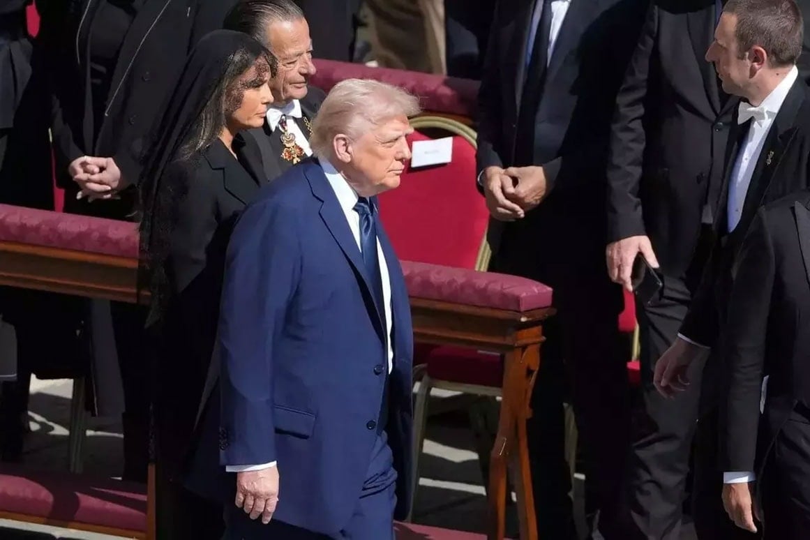 Trump'ın iki hareketi Papa'nın cenazesine damga vurdu