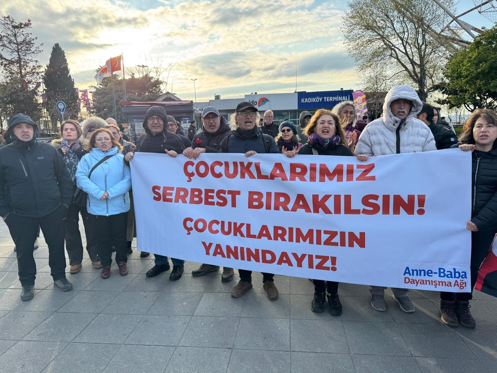 Üniversiteliler tutuklu gençler için Kadıköy'de buluştu