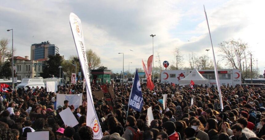 Üniversiteliler tutuklu gençler için Kadıköy’de buluştu