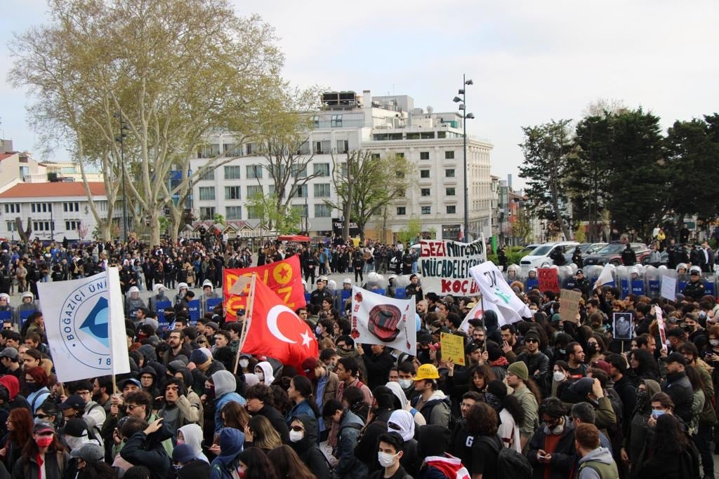 Üniversitelilerin Saraçhane yürüyüşüne engel! Beyazıt'ta polis ablukası