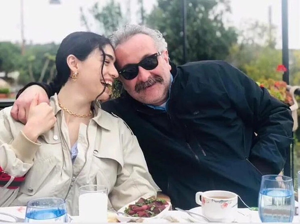 Ünlü yönetmen fena yakalandı! Sevgilisiyle öpüşmeye doyamadı