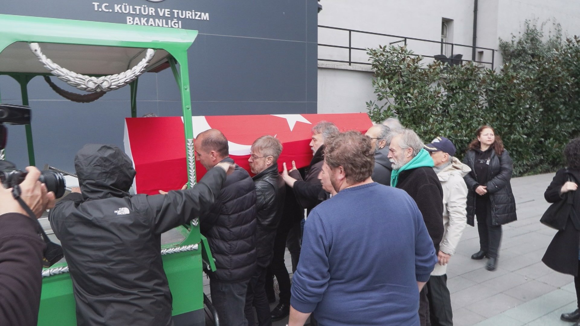 Usta oyuncu Ahmet Levendoğlu'na veda...