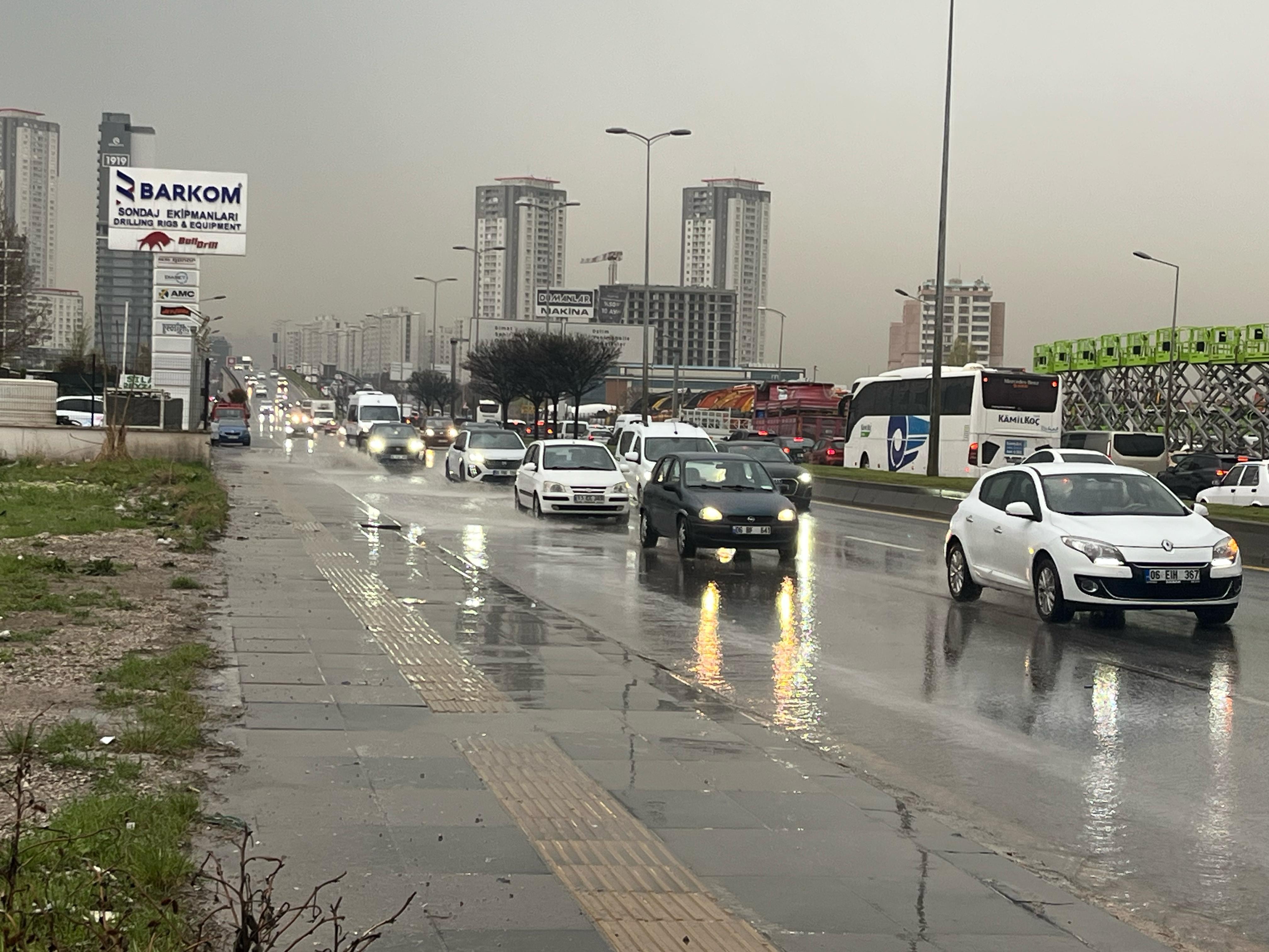 Uyarı üstüne uyarı yapılmıştı: Ankara'yı sağanak vurdu
