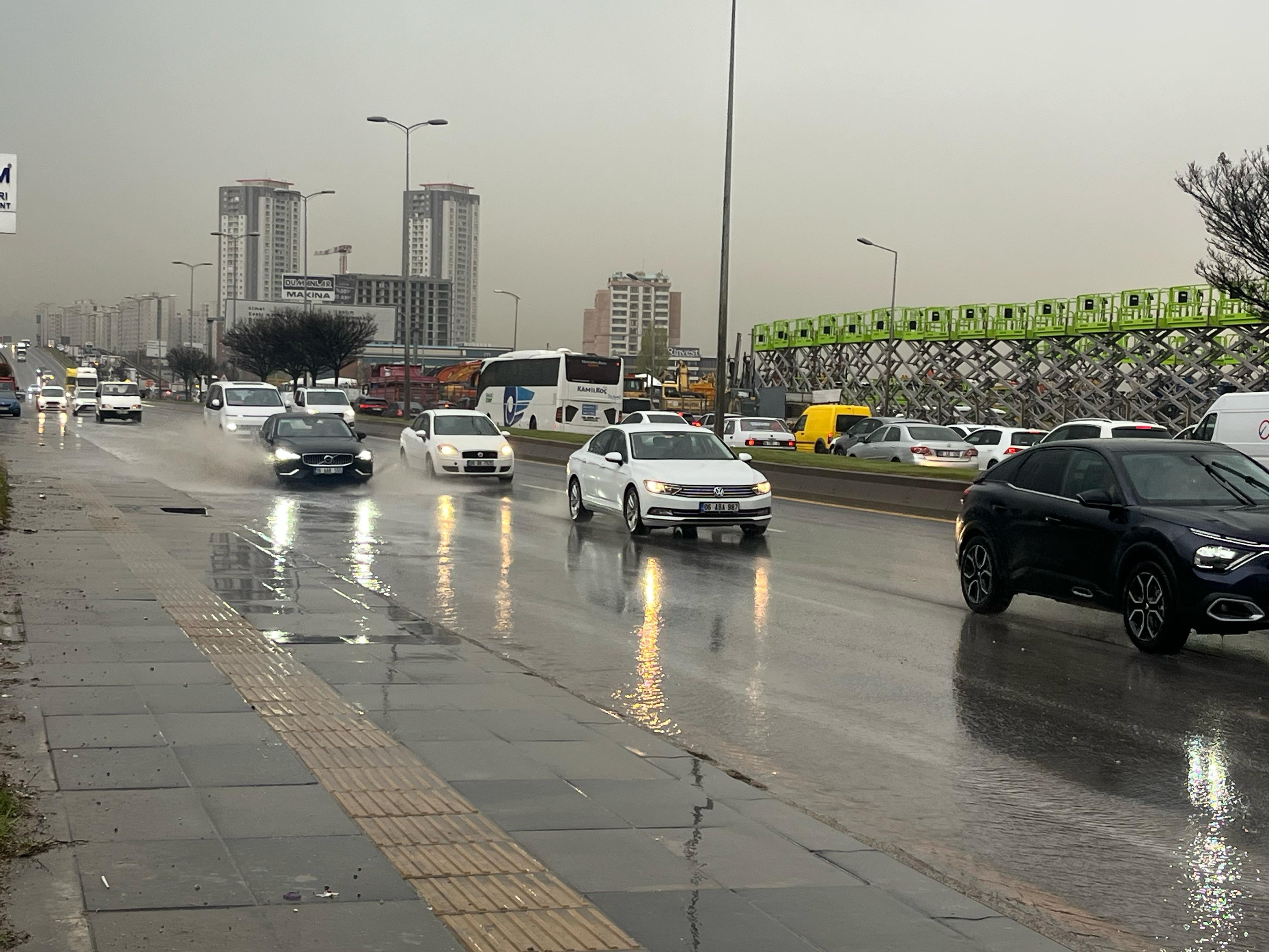 Uyarı üstüne uyarı yapılmıştı: Ankara'yı sağanak vurdu