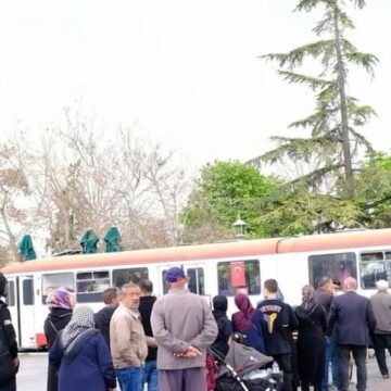 Yağmur altında metrelerce ucuz çay-simit kuyruğu