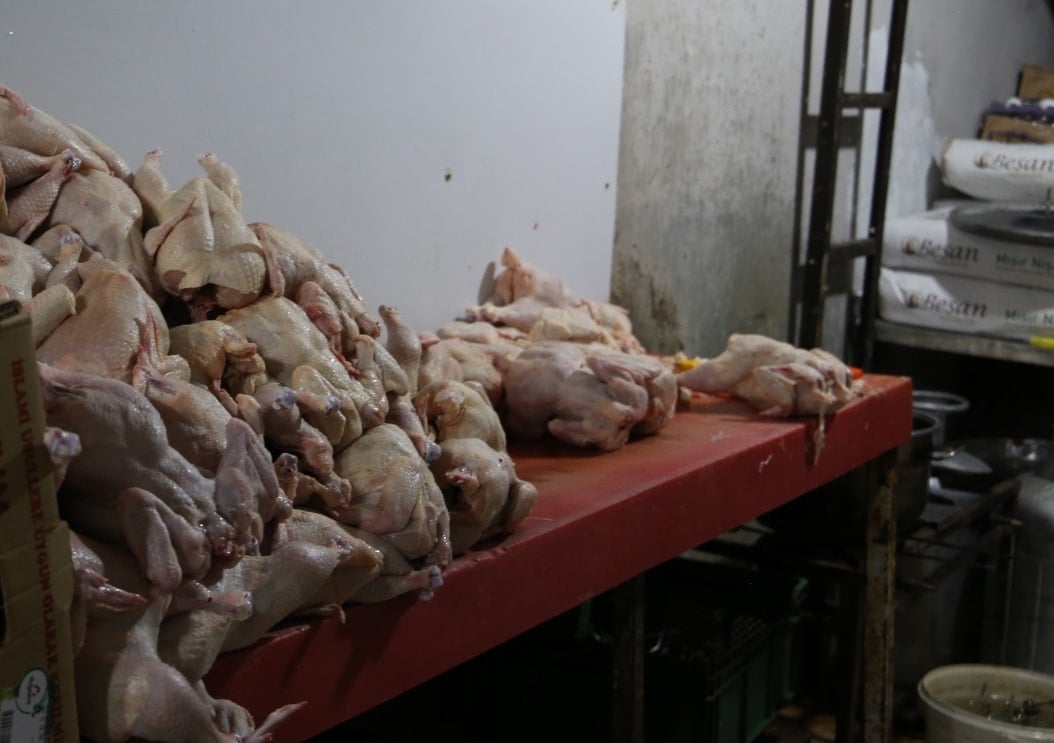 Yine tavuk döner, yine hijyen skandalı! Kapısına kilit vuruldu
