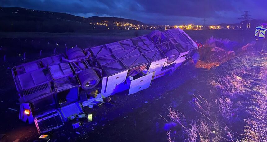 Yolcu otobüsü devrildi: Ölü ve çok sayıda yaralı var