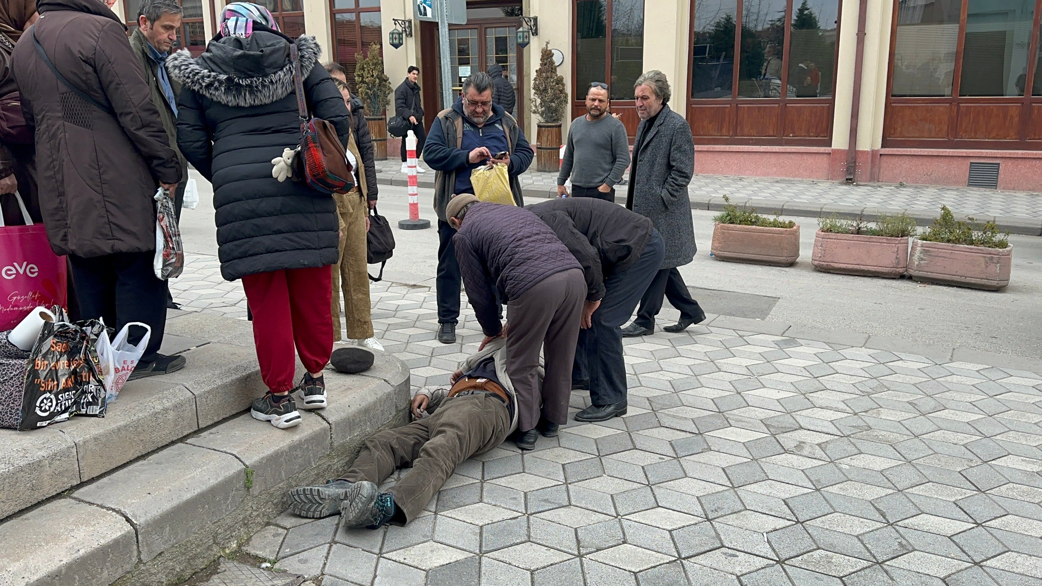 Yolda yürürken kalp krizi geçirdi hastanede hayatını kaybetti