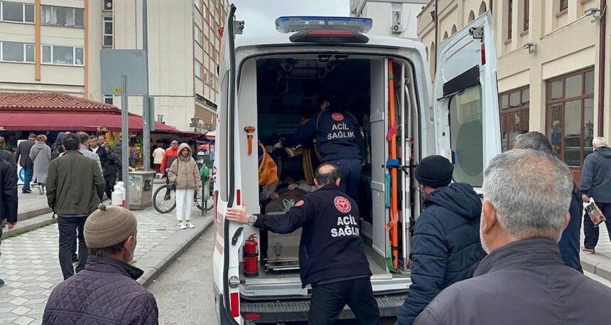 Yolda yürürken kalp krizi geçirdi hastanede hayatını kaybetti