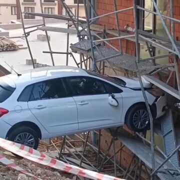 Yoldan çıkan araç inşaat duvarına sıkıştı