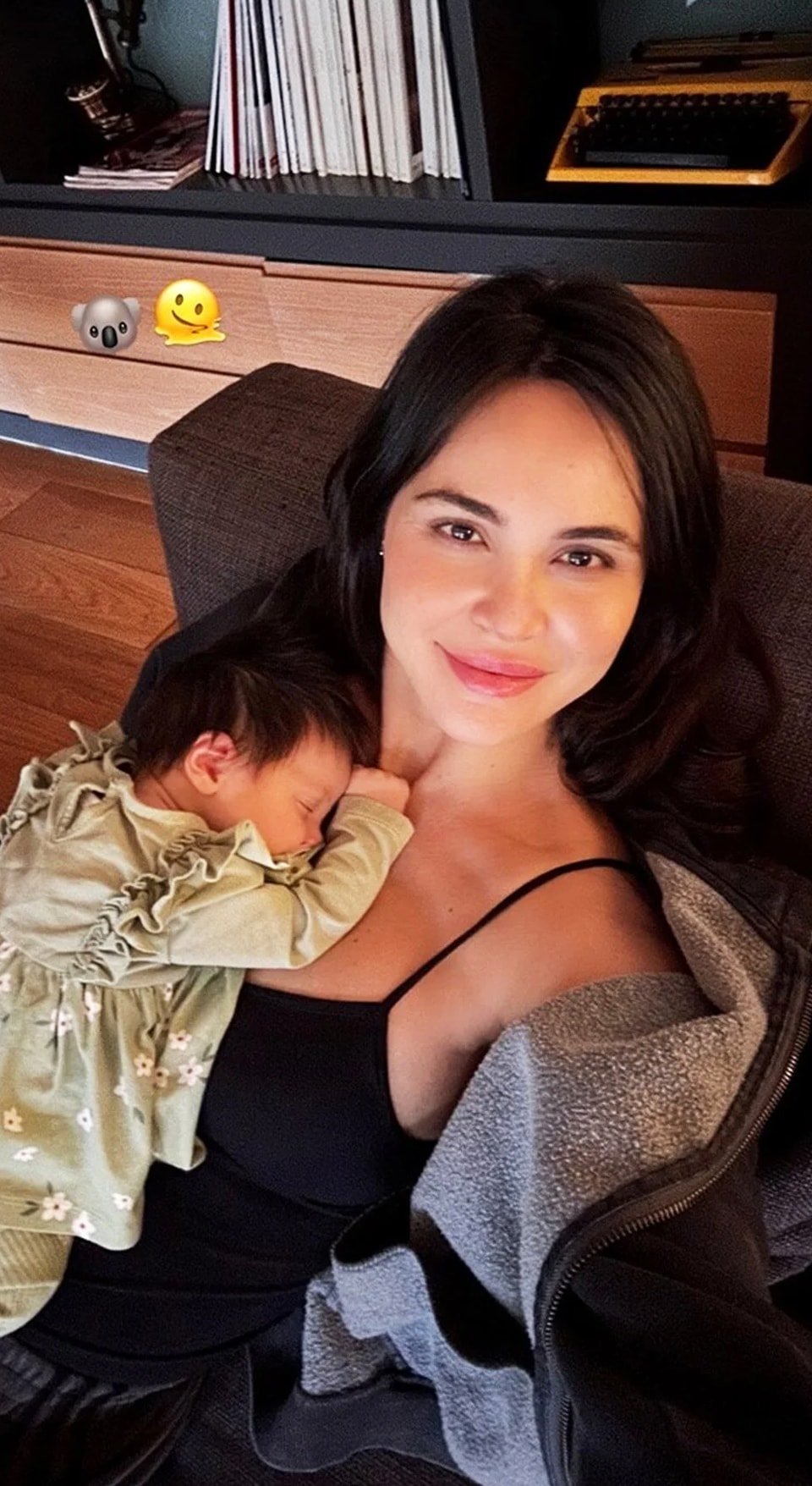 Zeynep Demirel minik kızı Yasmin ile pozunu paylaştı 1 Zeynep Demirel minik kızı Yasmin ile pozunu paylaştı