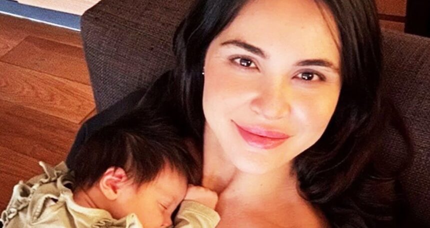 zeynep-demirel-minik-kizi-yasmin-ile-pozunu-paylasti-WlBwfLbU.jpg Zeynep Demirel minik kızı Yasmin ile pozunu paylaştı