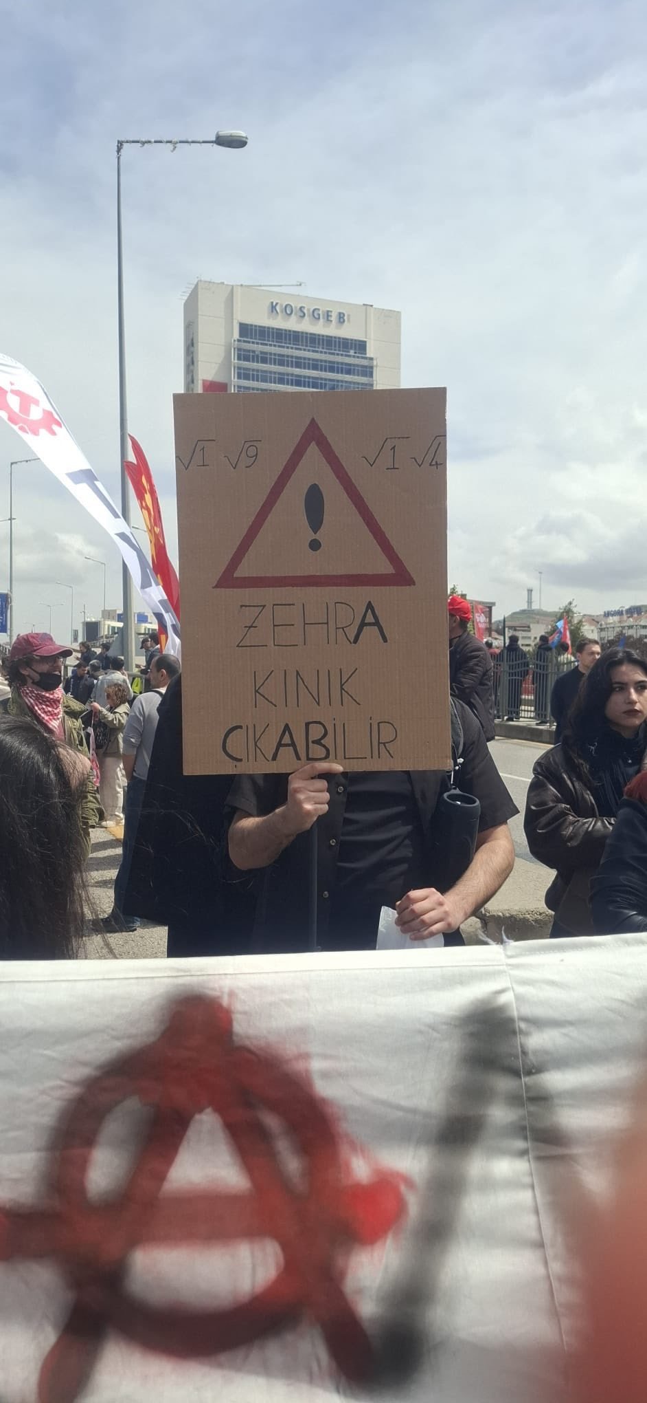 1 Mayıs'ta 'Zehra Kınık' pankartı!