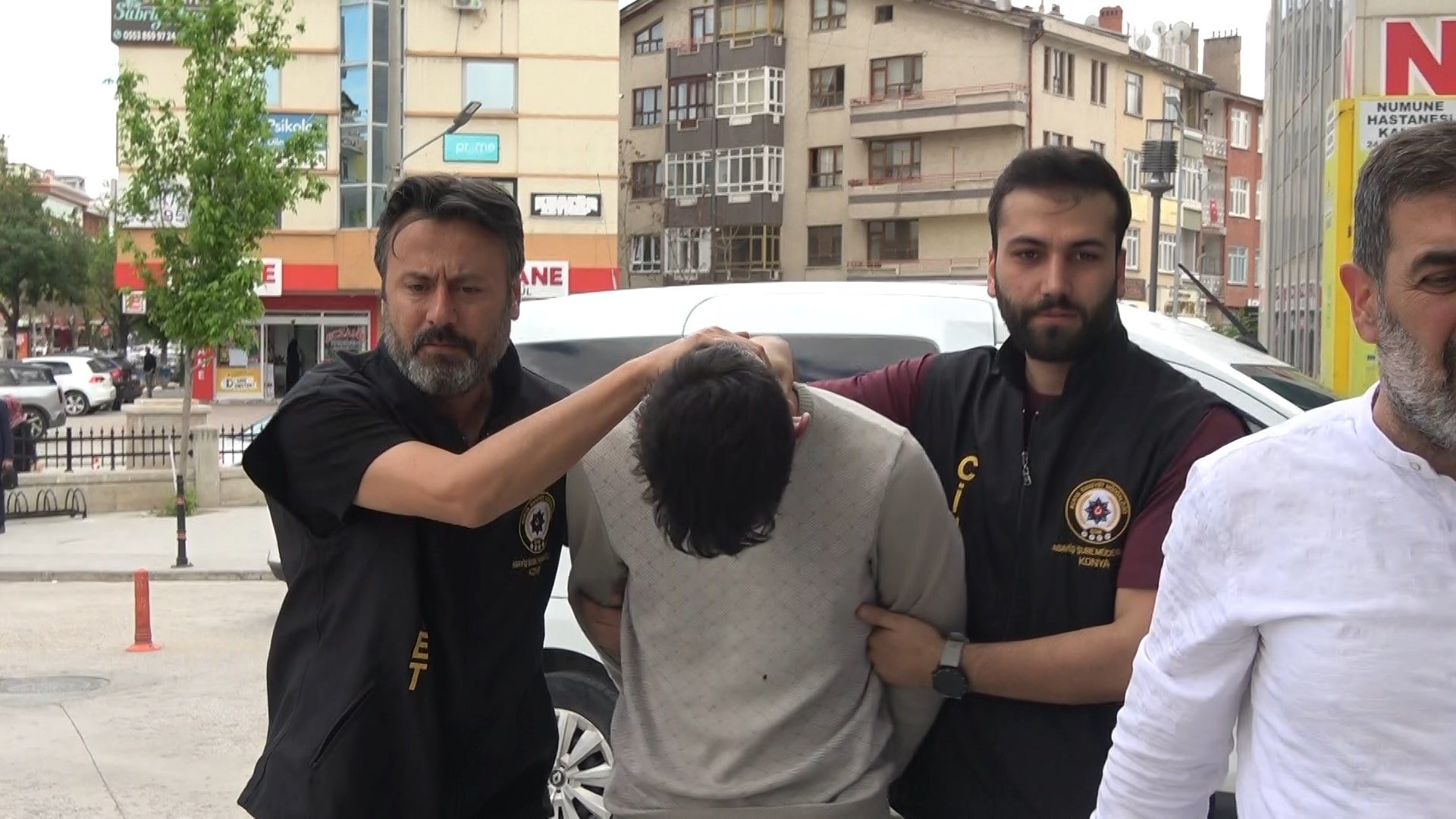 18 yaşındaki genç tartıştığı kişiye taşla saldırdı