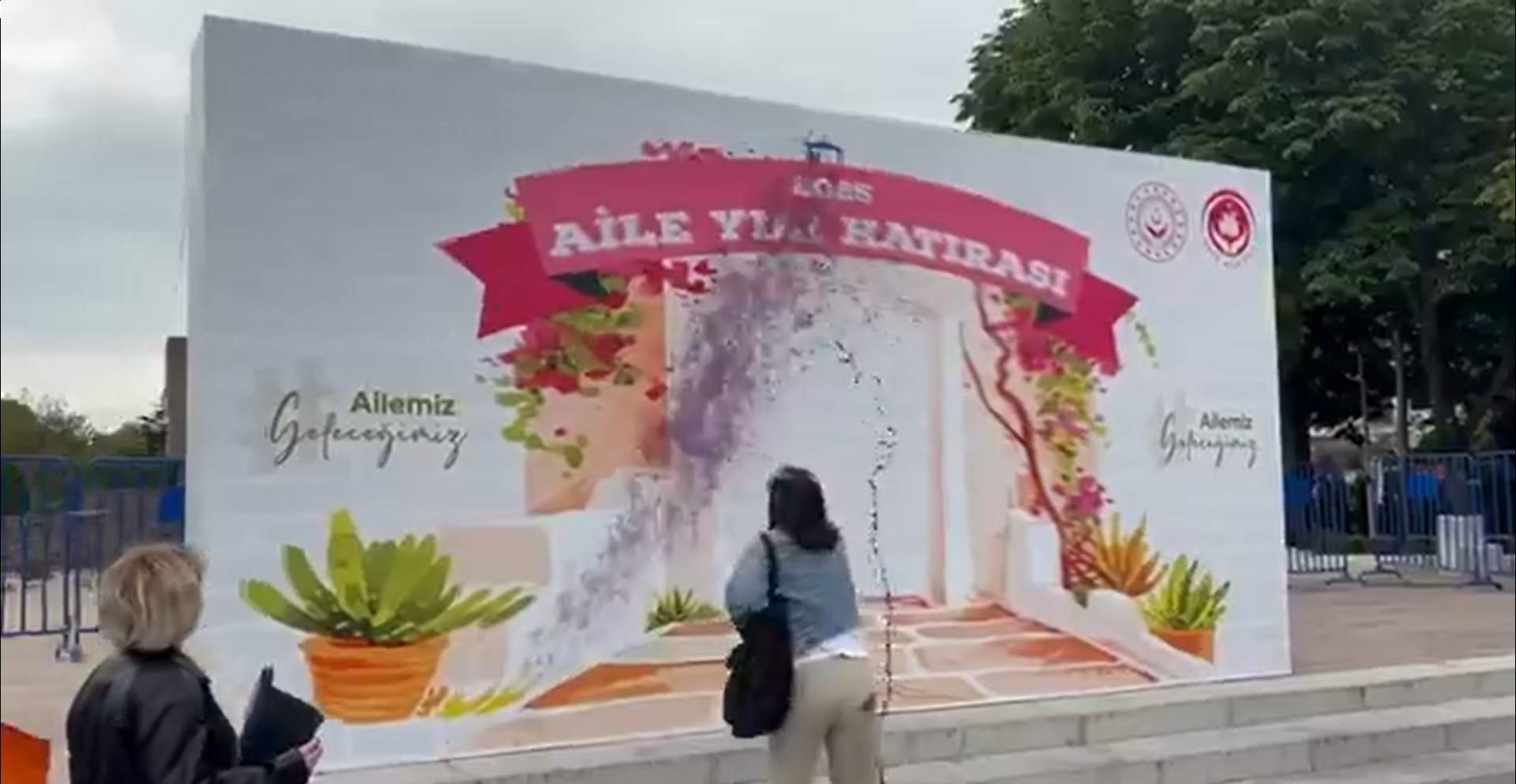 Aile Bakanlığı'nın 'Aile Yılı' panosu kadınları ayağa kaldırdı