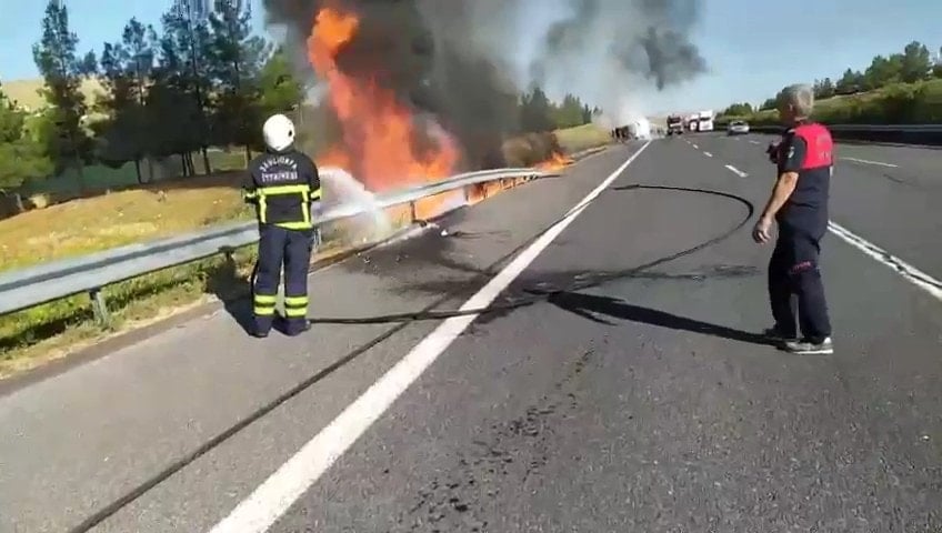 Akaryakıt yüklü tanker devrildi; yangın çıktı