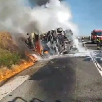 Akaryakıt yüklü tanker devrildi; yangın çıktı