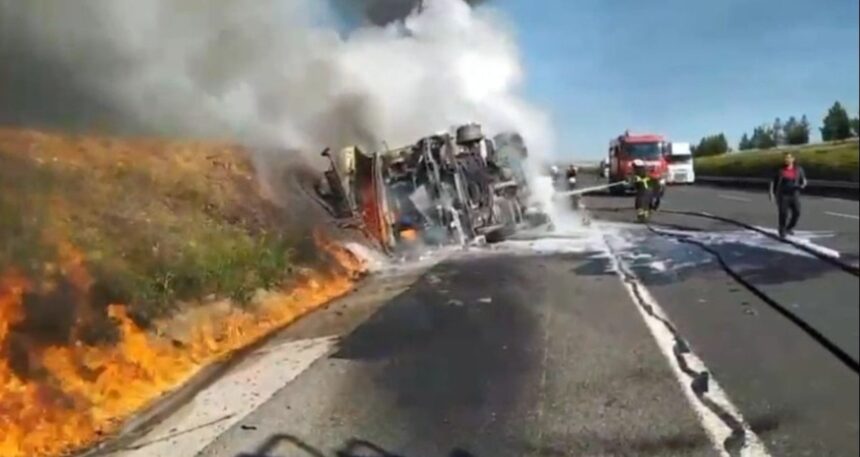 Akaryakıt yüklü tanker devrildi; yangın çıktı