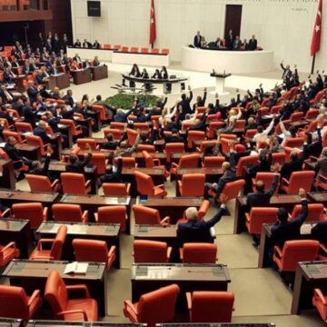 ‘AKP kendi sistemini bile altüst ediyor’