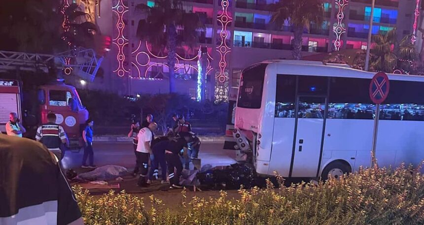 Alanya’da park halindeki araca motosiklet çarptı: 2 kişi hayatını kaybetti