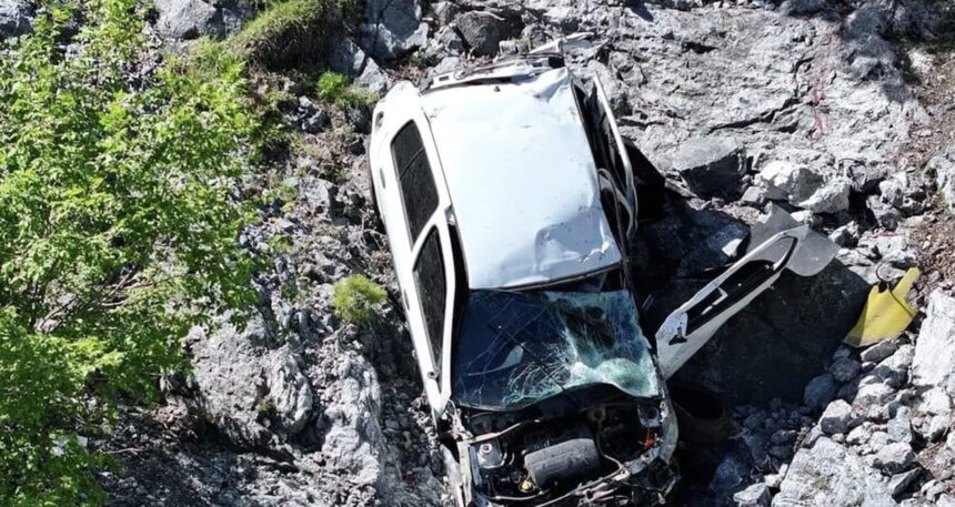 Antalya’da uçuruma devrilen otomobildeki 1 kişi öldü, 1 kişi yaralandı