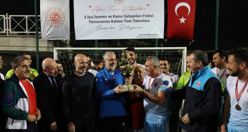 Asgari ücret pul oldu bakan top peşinde