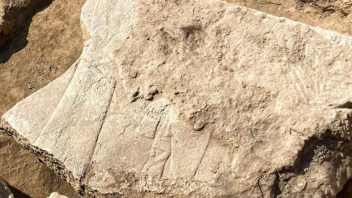 Asur tanrılarının anıtsal resimleri keşfedildi: 12 ton ağırlığında taş levha üzerine oyulmuş...