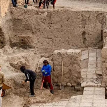 Asur tanrılarının anıtsal resimleri keşfedildi: 12 ton ağırlığında taş levha üzerine oyulmuş…