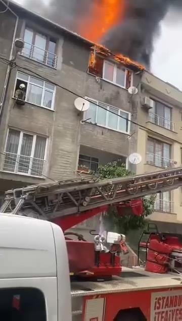 Ataşehir'de 5 katlı binanın çatısında yangın çıktı