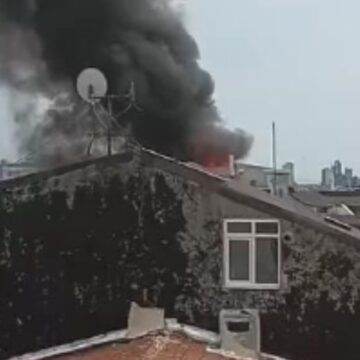 Ataşehir’de 5 katlı binanın çatısında yangın çıktı