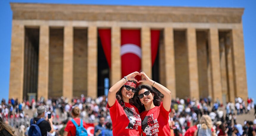 Atatürk gençliği emanete sahip çıktı