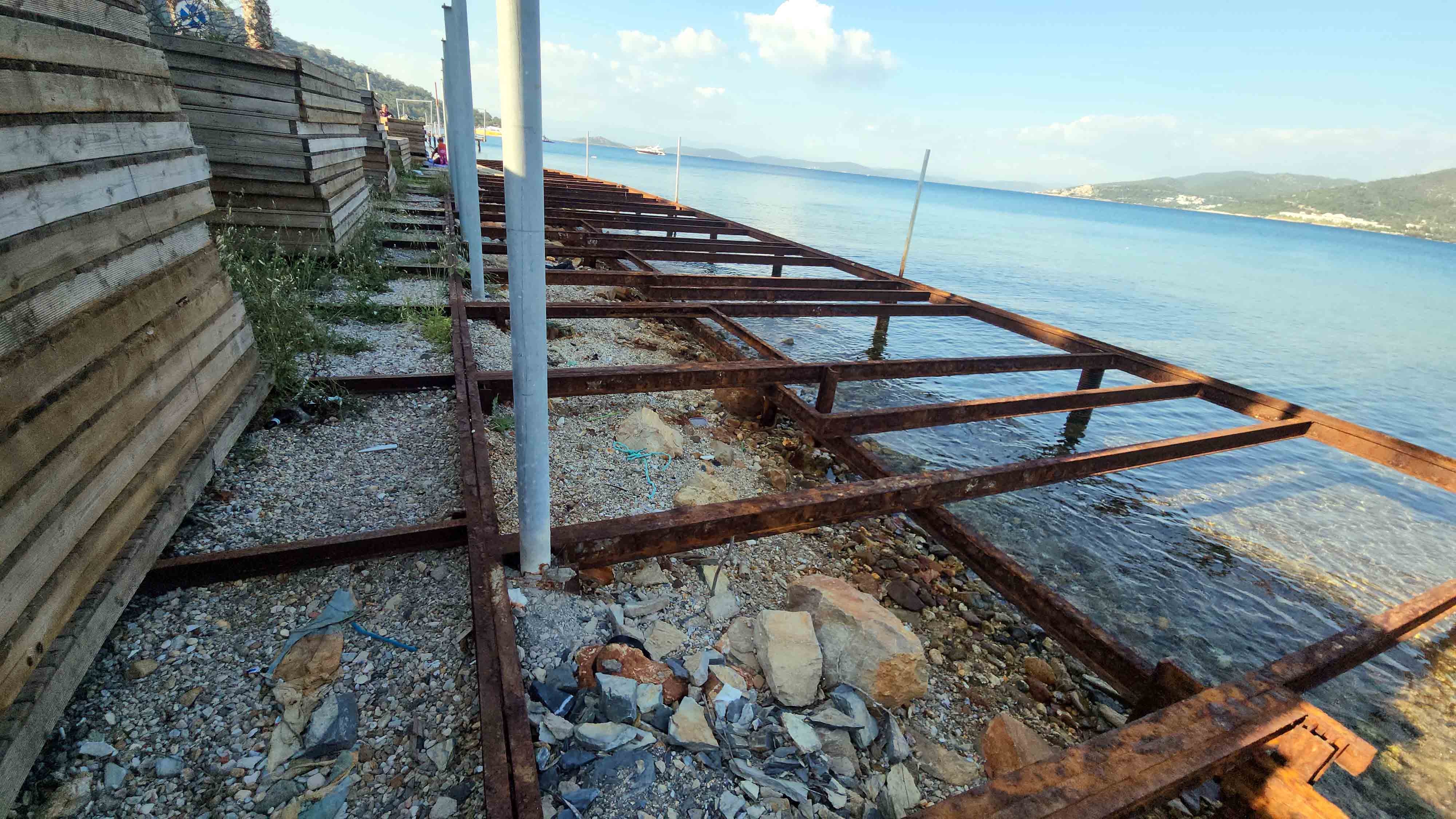 Bakanın otelinin bulunduğu koy iskele mezarlığına oldu