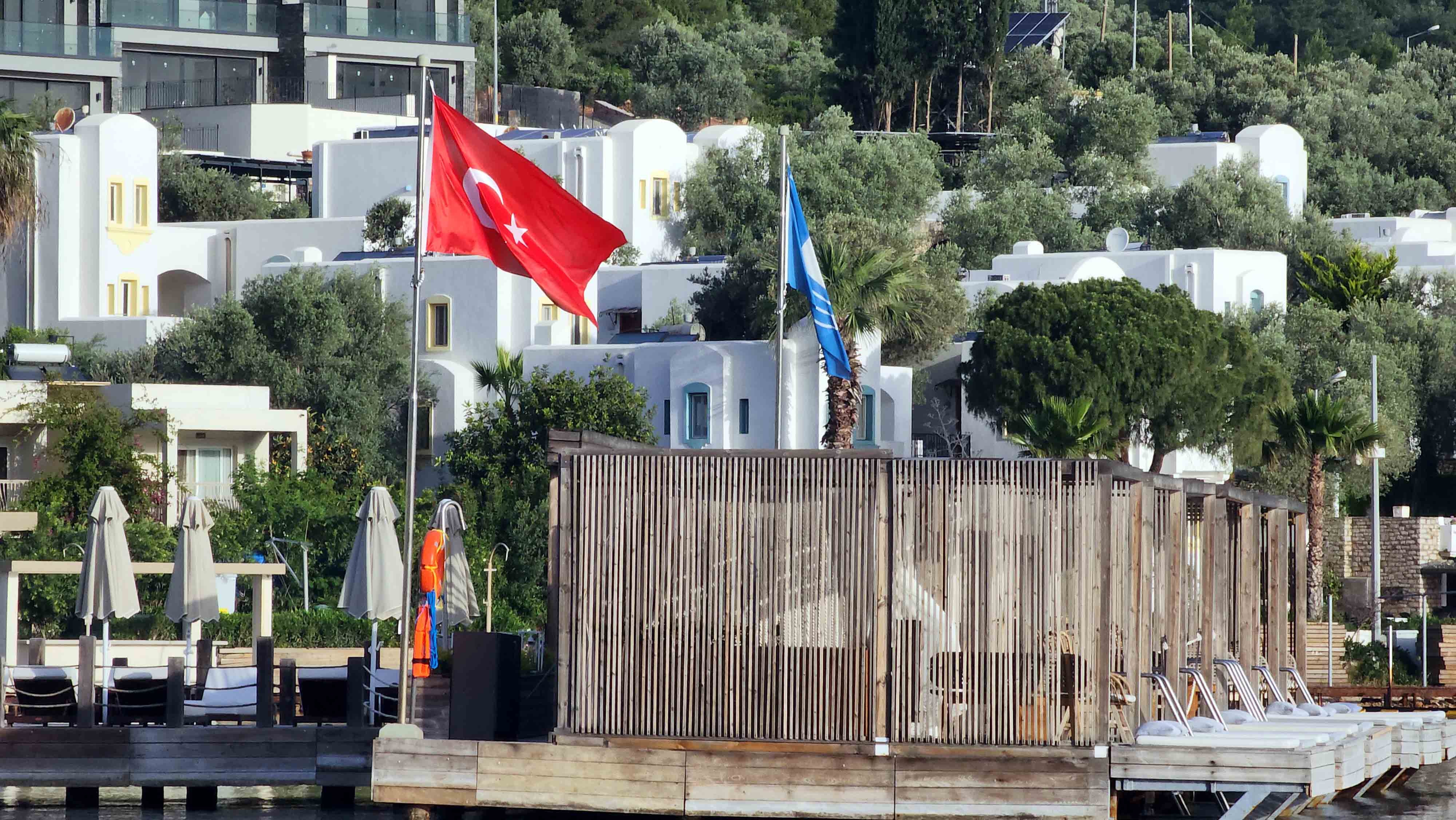 Bakanın otelinin bulunduğu koy iskele mezarlığına oldu