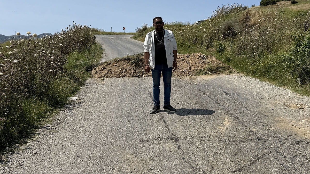 'Benden izin alınmadı' dedi, yolu trafiğe kapattı