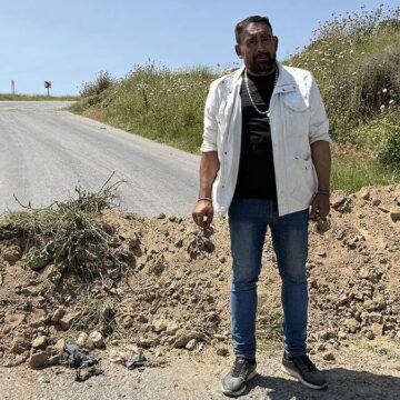 ‘Benden izin alınmadı’ dedi, yolu trafiğe kapattı
