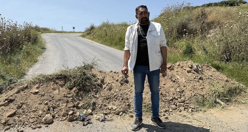‘Benden izin alınmadı’ dedi, yolu trafiğe kapattı