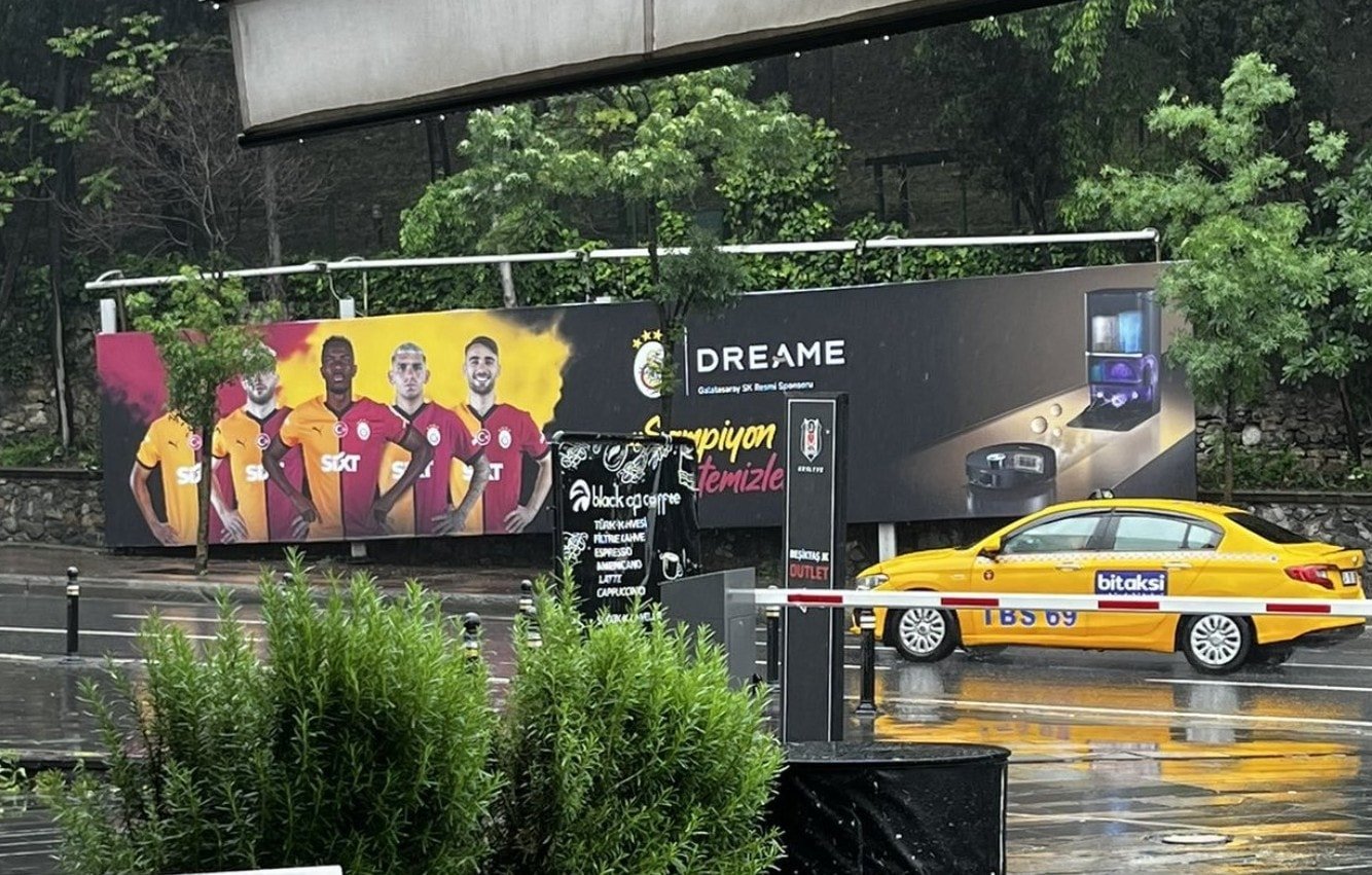Beşiktaşlıları kızdıran Galatasaray reklamı