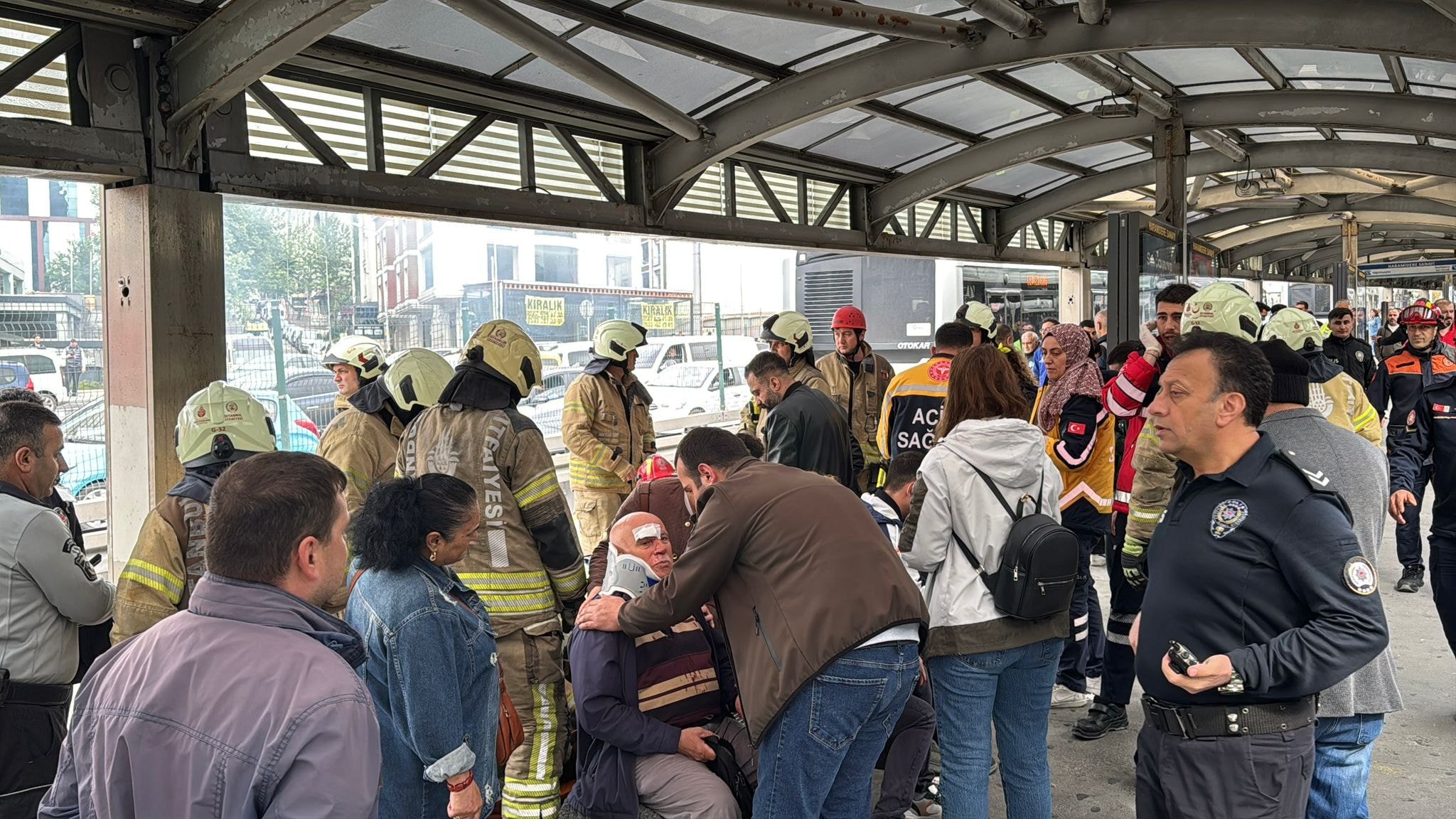 Beylikdüzü'nde metrobüste dehşet! Duraktaki korku kameraya yansıdı