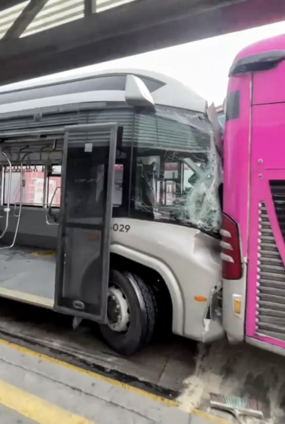 Beylikdüzü'nde metrobüste dehşet! Duraktaki korku kameraya yansıdı